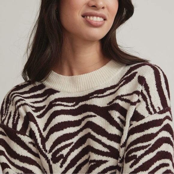 Women' Zebra Print Crew-Neck Pullover Sweater - Picture 4 of 6
